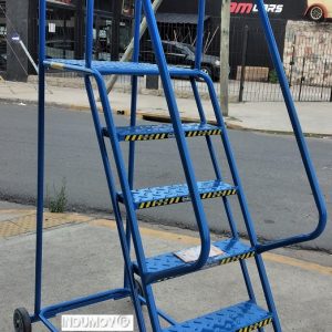 Escalera Rodante de Cuatro Ruedas